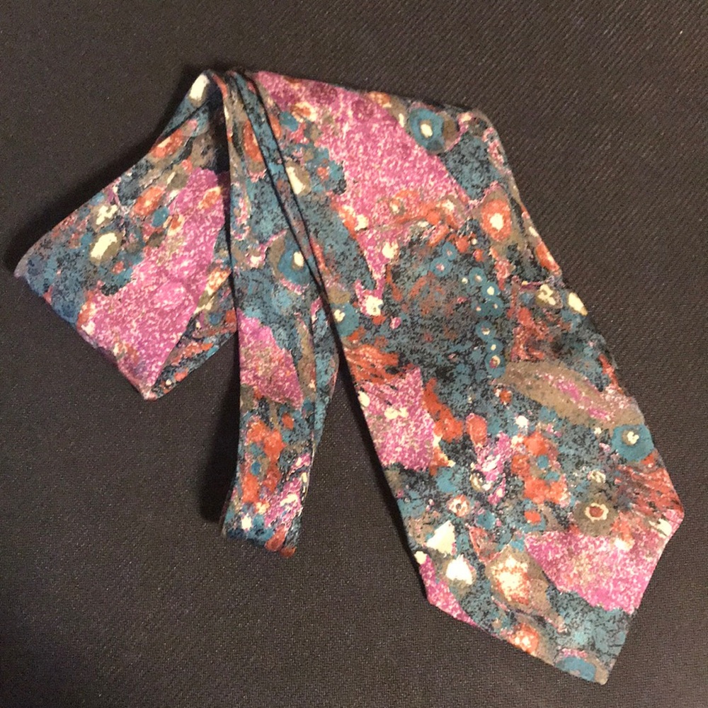 Vintage 100% silk men’s designer tie!
